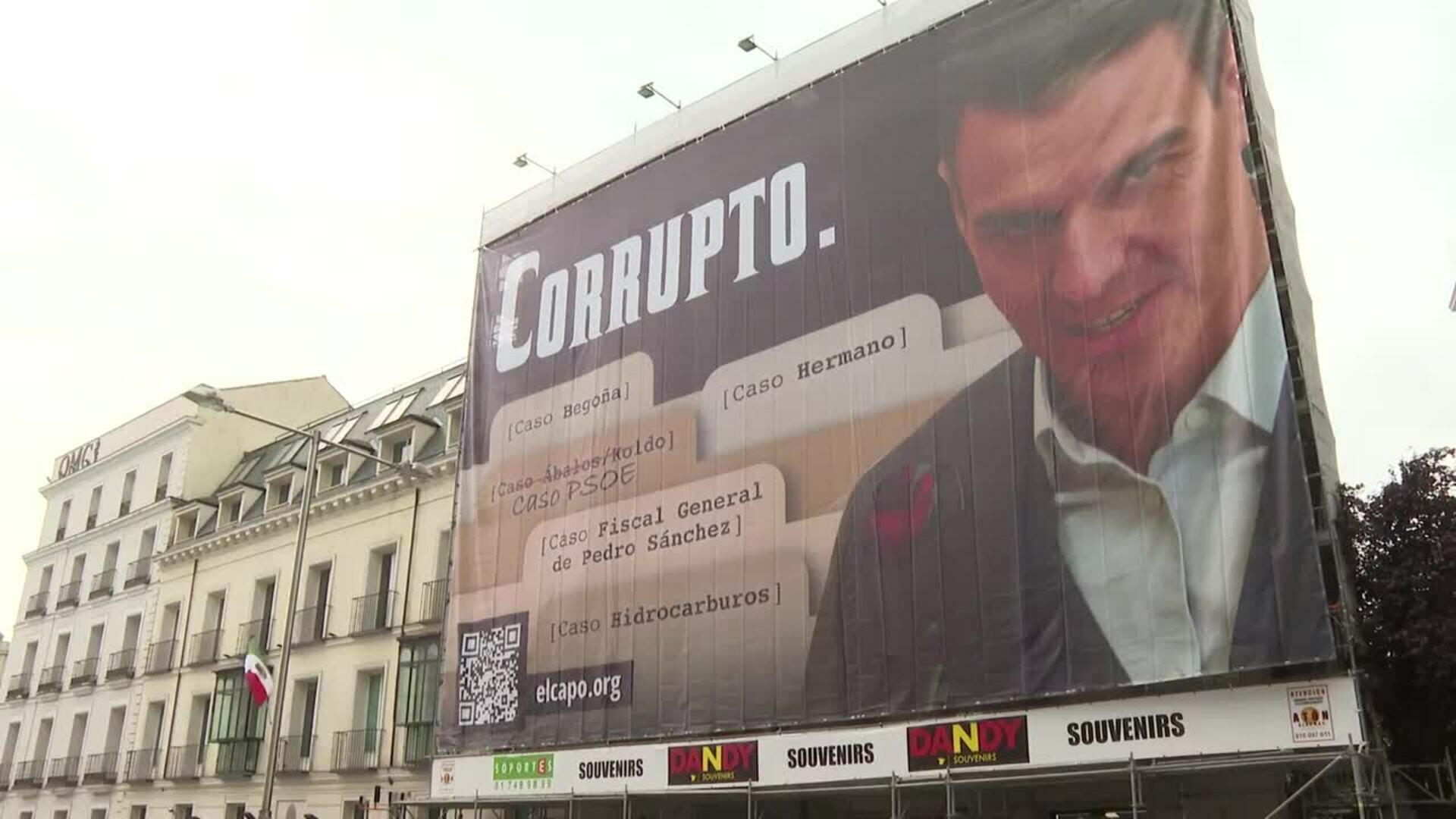 Sánchez se persona como acusación particular por la lona que Hazte Oír colgó ante el Congreso