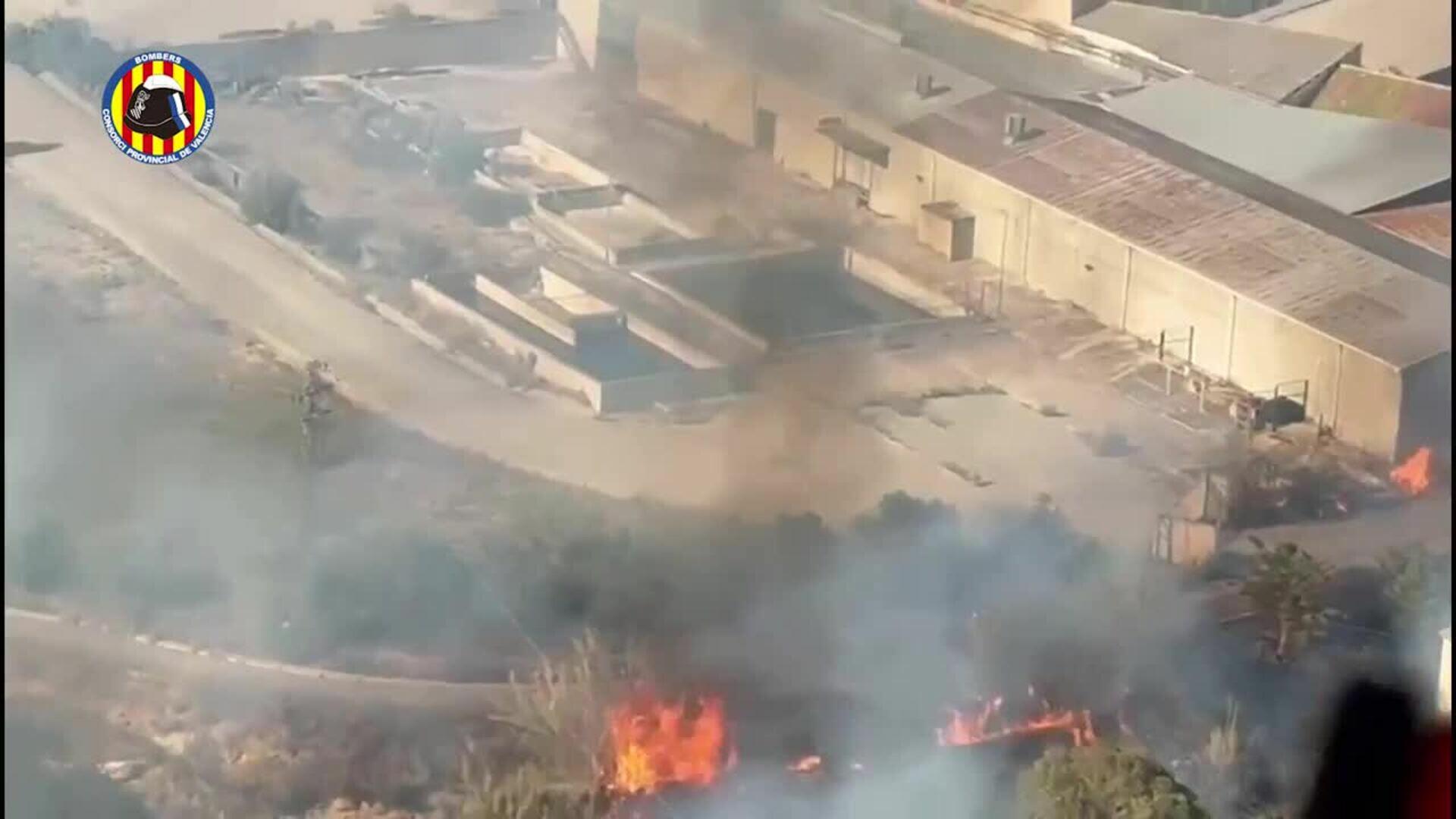Emergencias declara la situación 1 del PEIF por un incendio de cañar en Alfarrasí y reabren CV-620