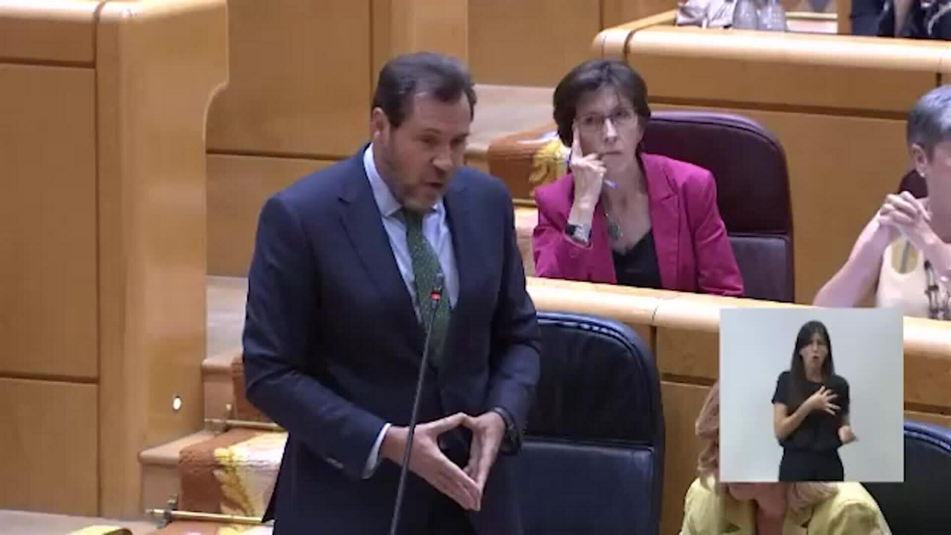 Óscar Puente se ofrece a mediar con Aena para negociar mejoras para el aeropuerto de El Hierro