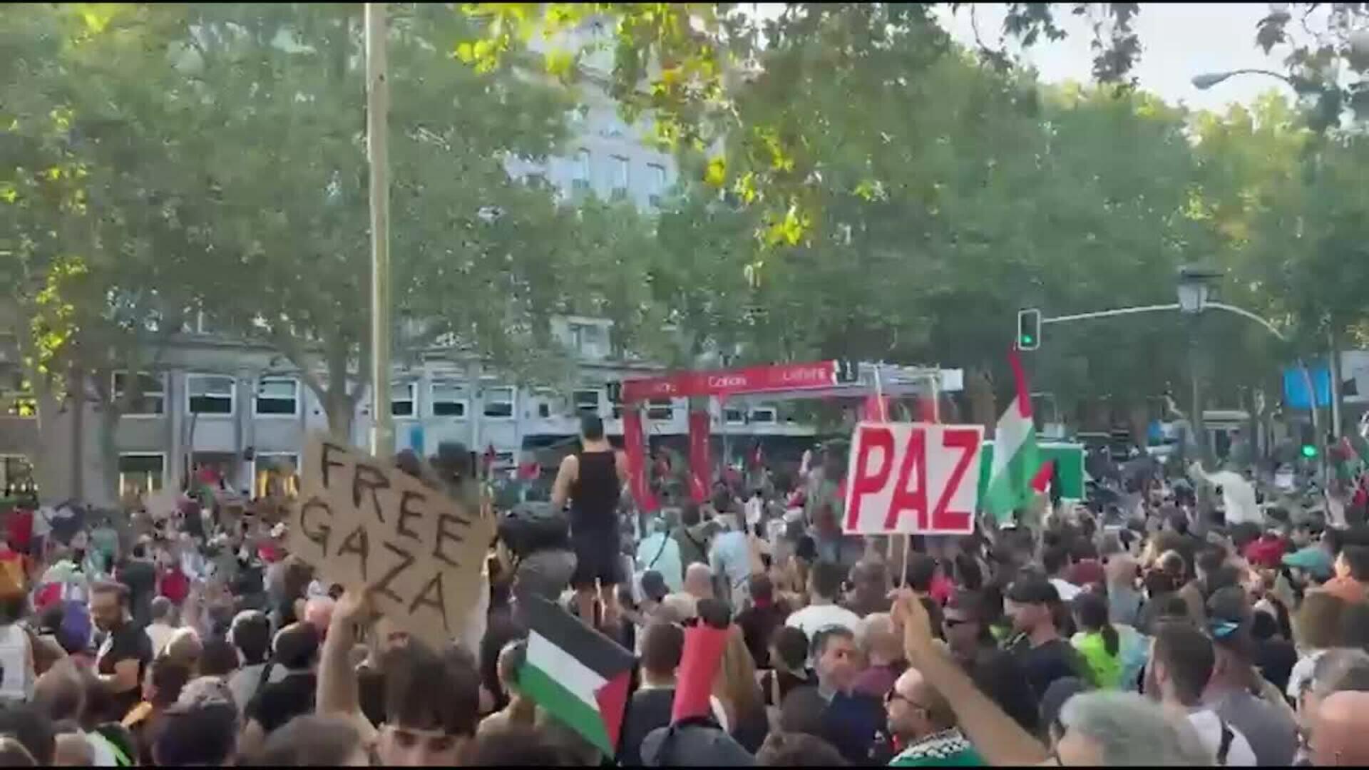 Manifestantes propalestinos ocupan el recorrido de la Vuelta en el centro de Madrid