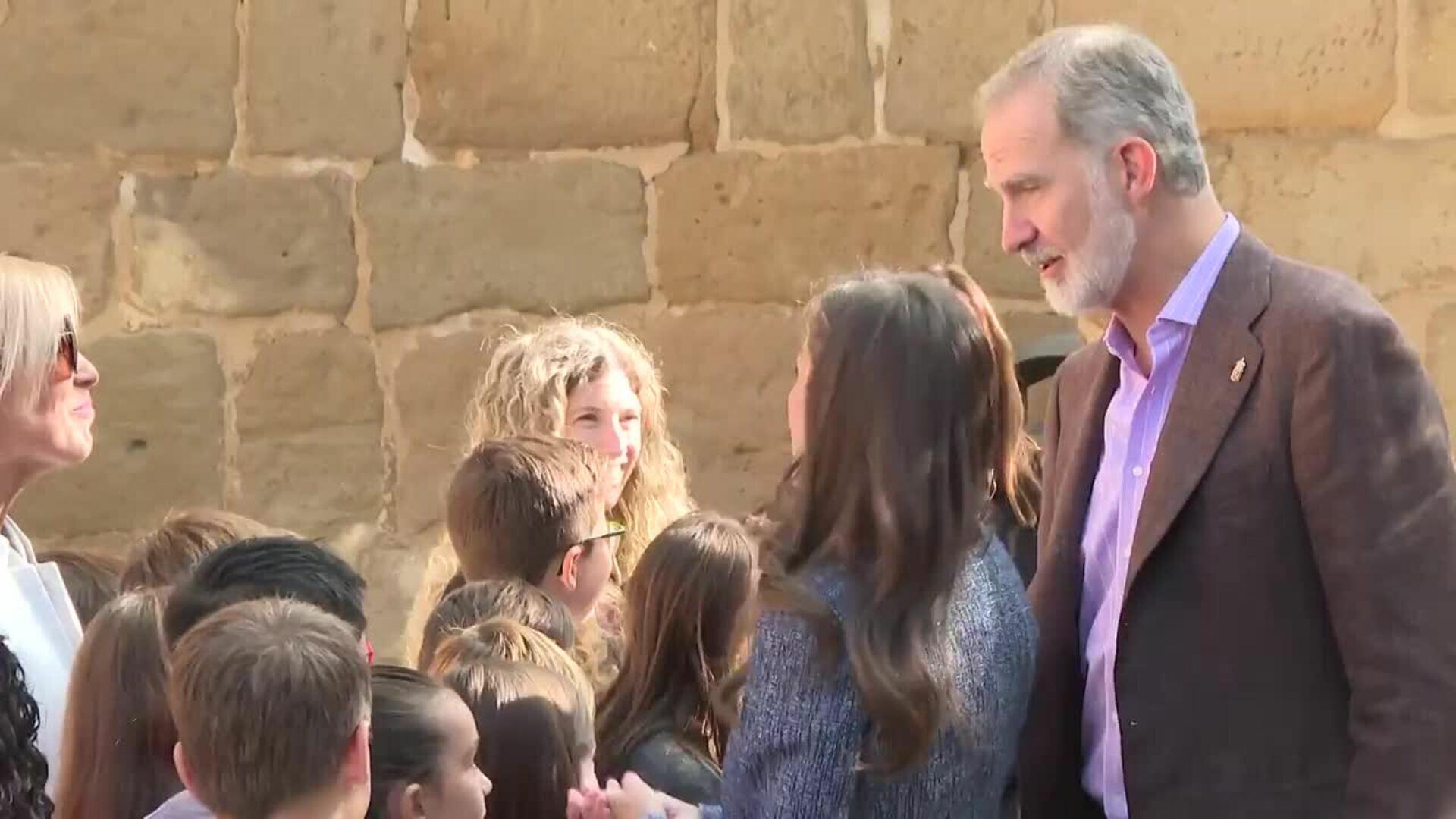 Los Reyes cierran su visita a Navarra con cálidas acogidas en Olite y Tudela