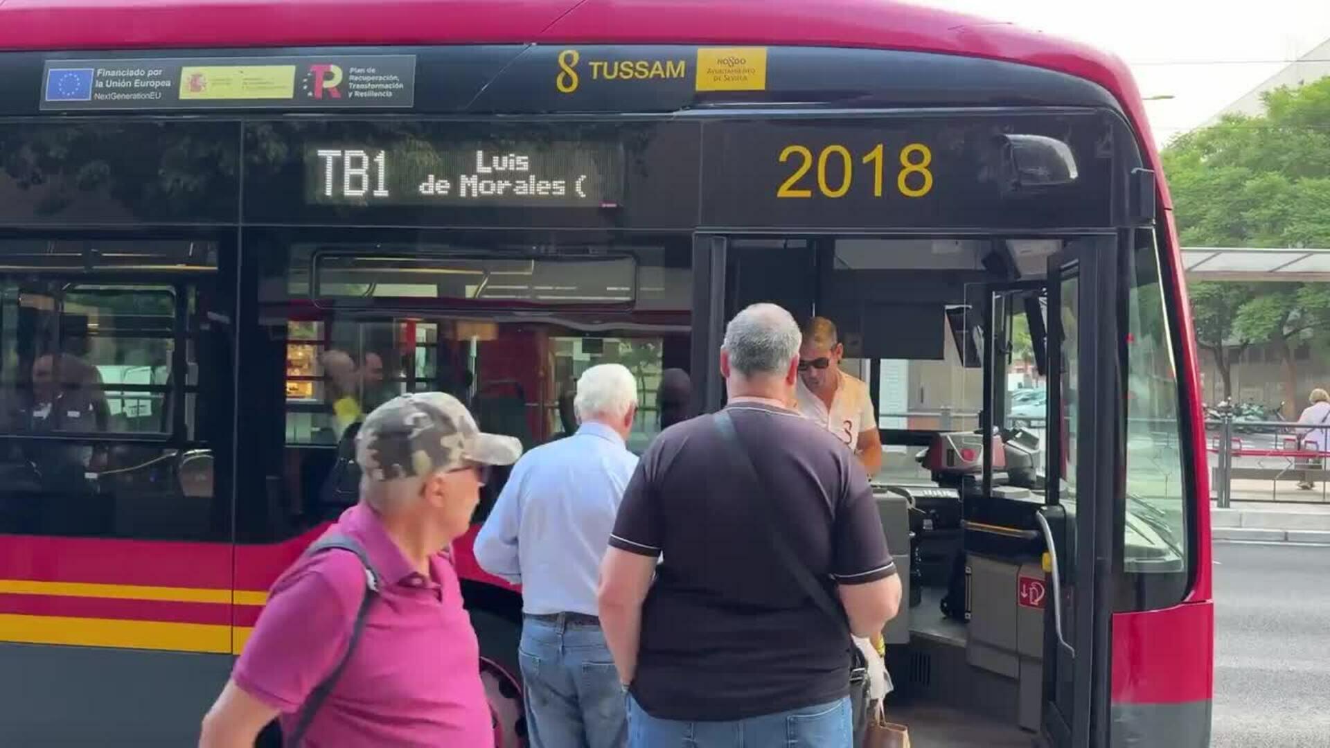 El alcalde de Sevilla realiza el primer viaje del tranvibús: "No anula la línea 2 del Metro"