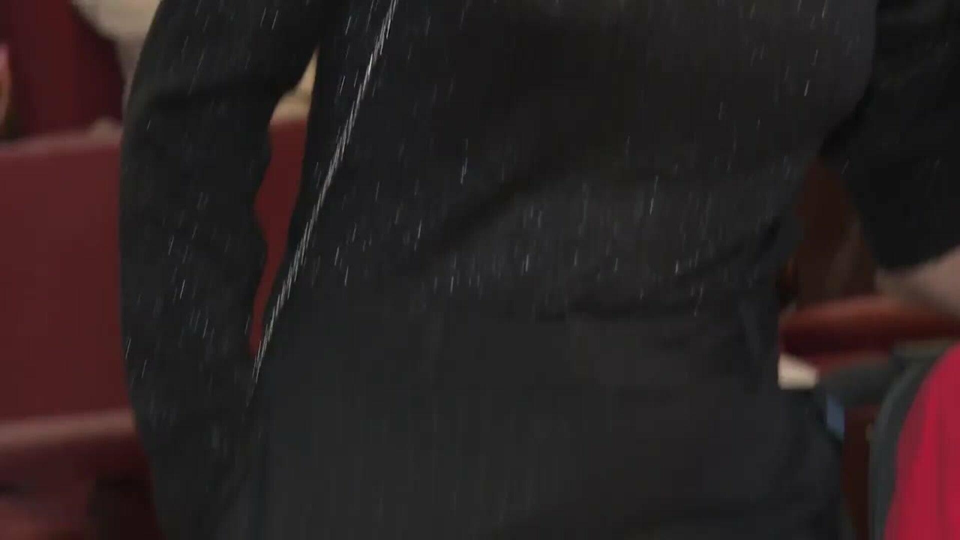 La reina Letizia arrasa con su vibrante falda de cuero coral en su encuentro con Sara Carbonero