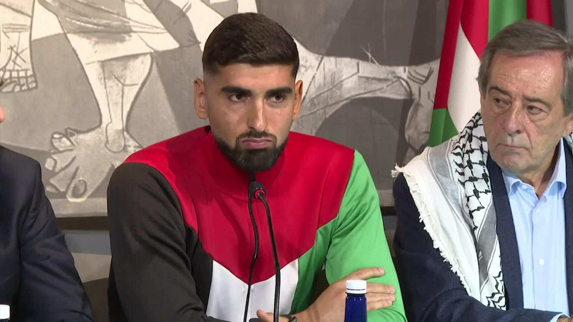 El jugador vasco - palestino Yaser Hamed se emociona en la presentación del Euskadi - Palestina