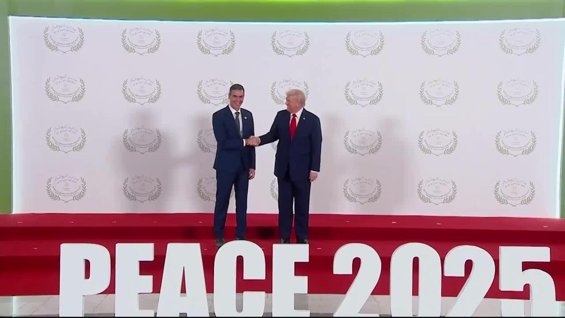 Sánchez y Trump se saludan una semana después de pedir expulsar a España de la OTAN