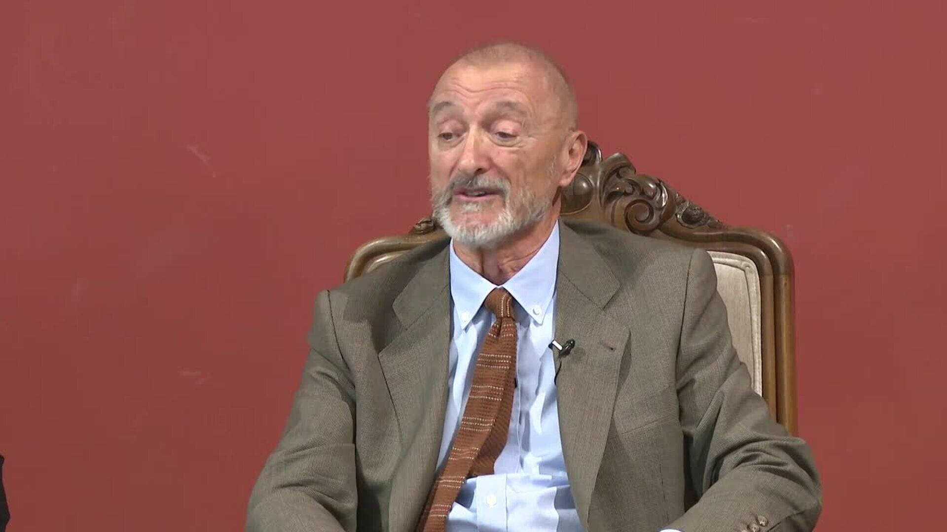 Pérez-Reverte presenta el boceto de la escultura de Alatriste y elude el combate RAE/Cervantes