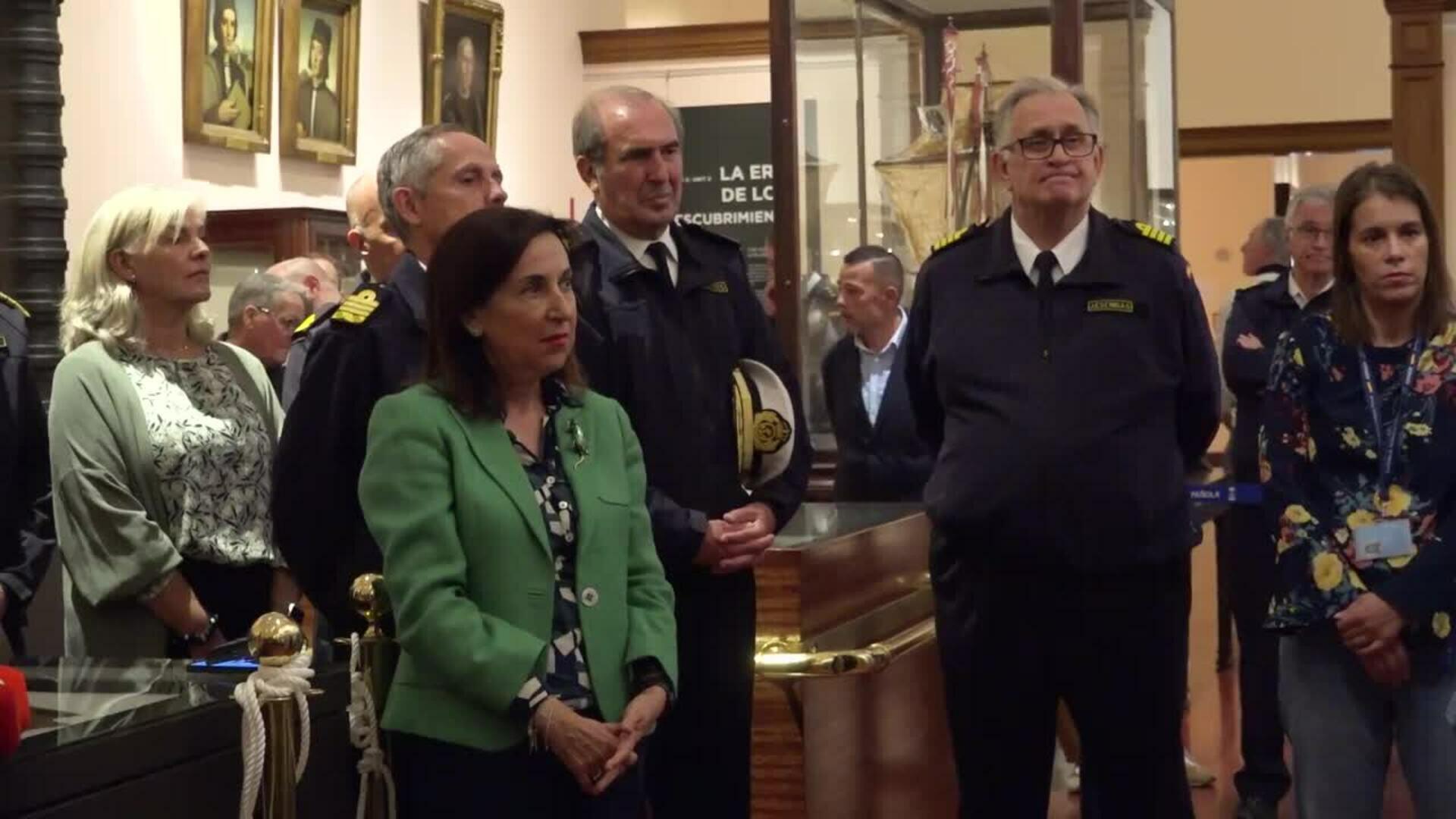 Robles visita al equipo restaurador del cuadro atacado en el Museo Naval y agradece su labor