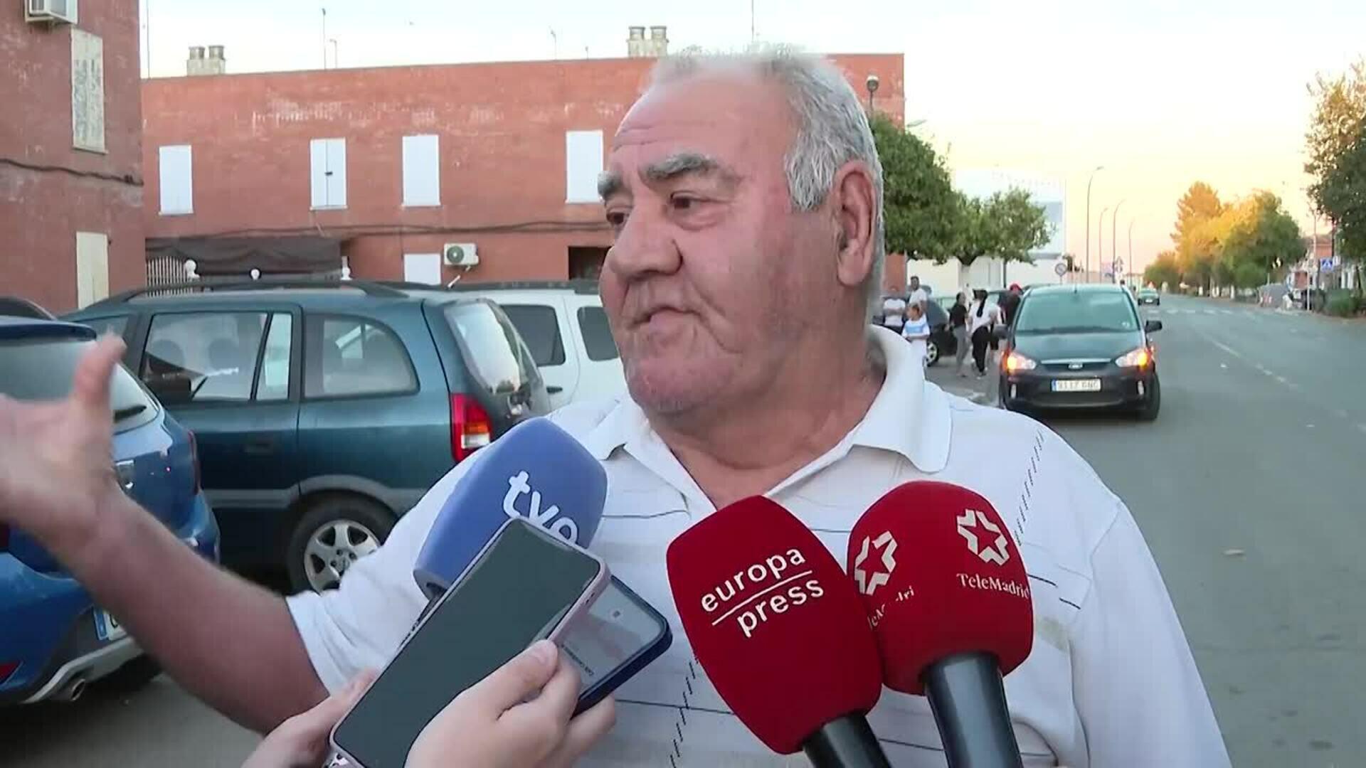 Vecino, sorprendido por el movimiento policial en Brenes (Sevilla)
