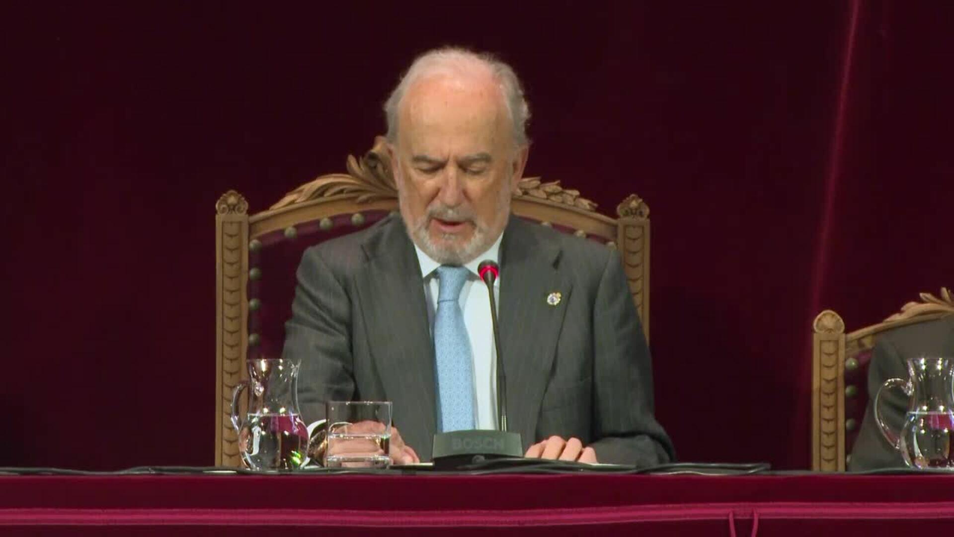 Muñoz (RAE): "A nadie se le ha ocurrido hasta hoy someter diccionario a capricho gubernamental"