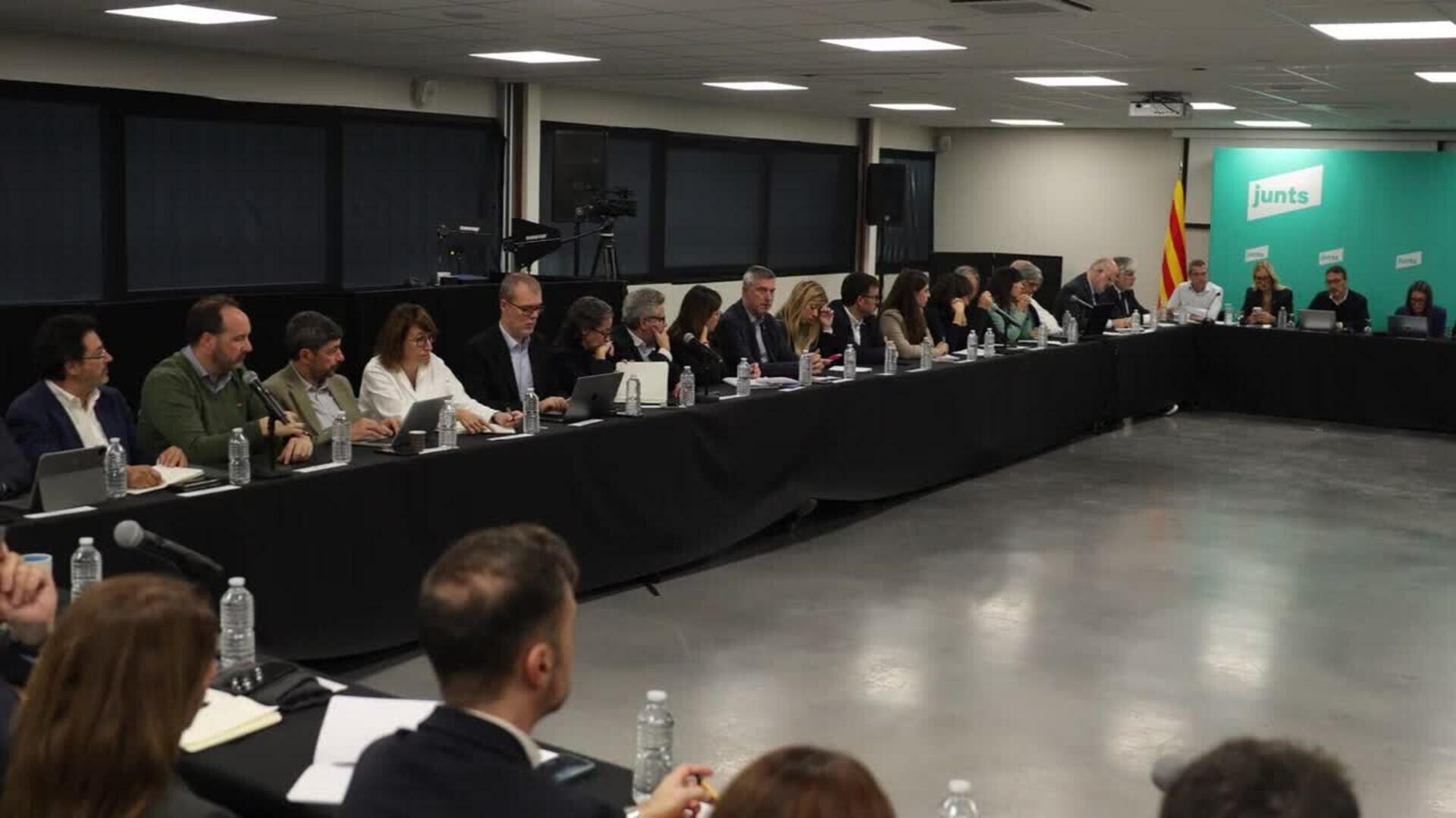 Puigdemont y la cúpula de Junts empiezan la reunión para decidir si rompen con el PSOE