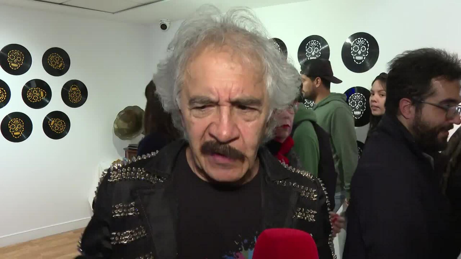 Artista "El Reynito" combina tradición y modernidad en su exposición sobre la muerte en Madrid