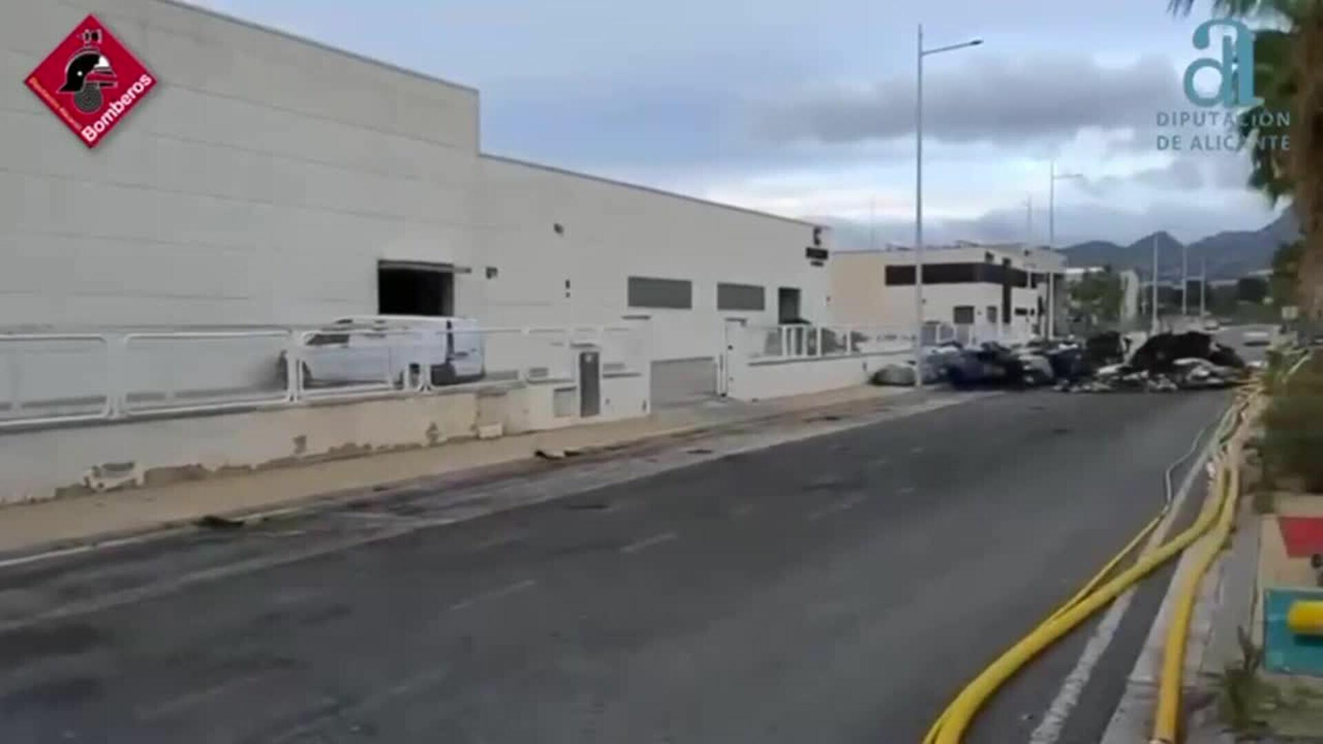 Bomberos dan por controlado el incendio industrial en una nave de Elda (Alicante)