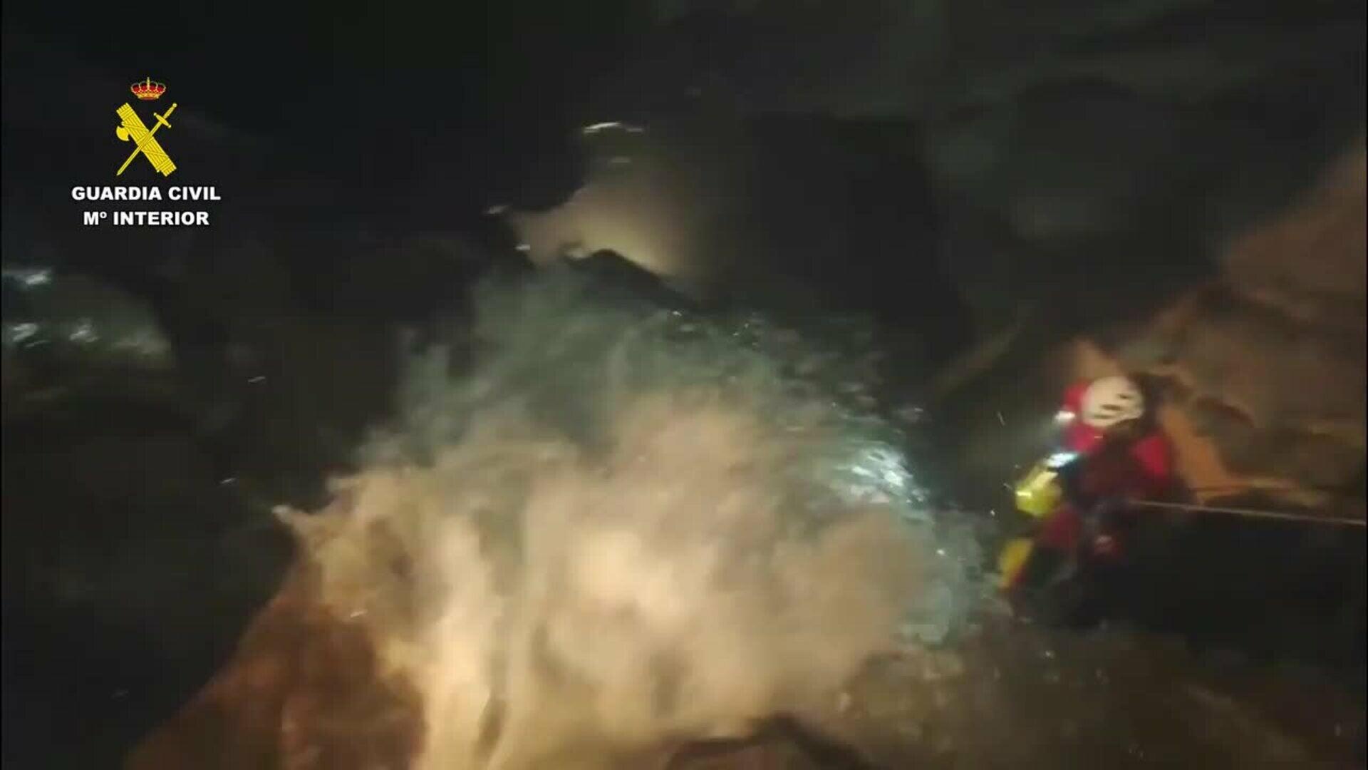 La Guardia Civil rescata a dos espeleólogos en una cueva de Picos de Europa de madrugada