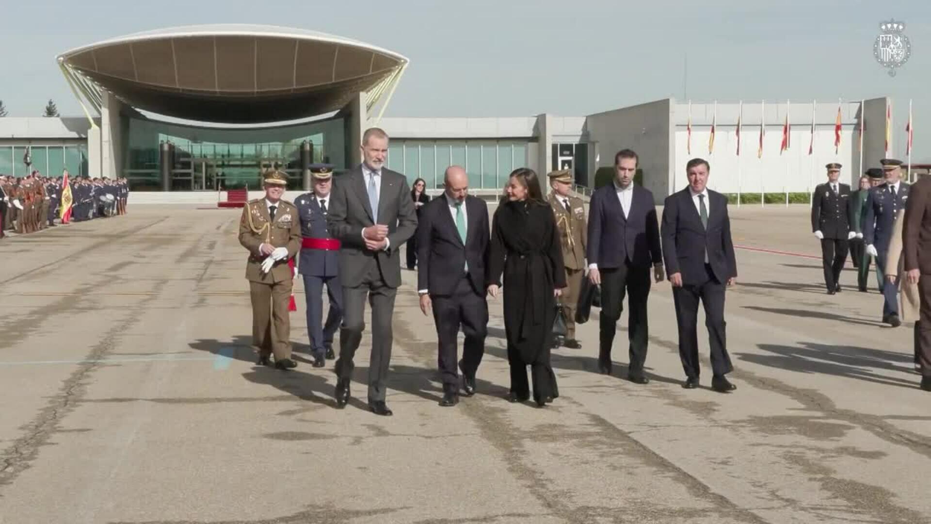 La Reina Letizia combate el frío con un elegante abrigo para el viaje de Estado a China