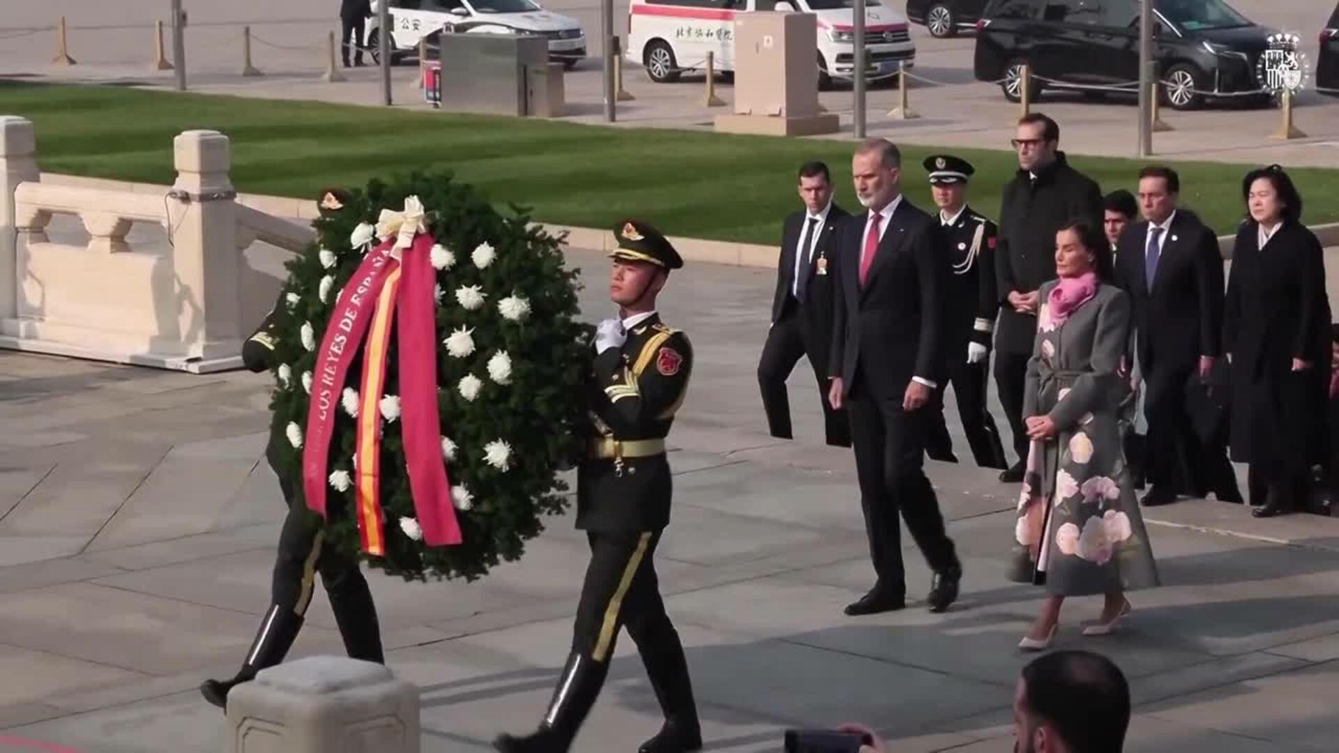 La Reina Letizia, sublime, conquista Pekín con un impresionante abrigo de Carolina Herrera