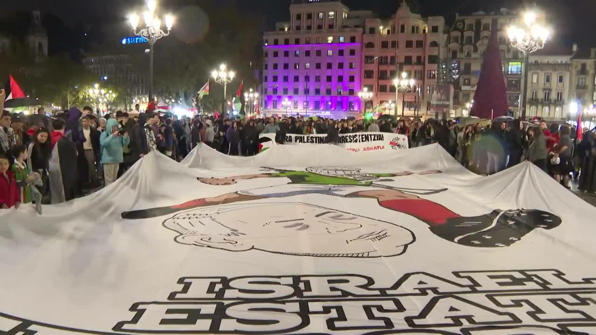 Decenas de miles de personas se congregan en las calles de Bilbao antes del Euskadi - Palestina