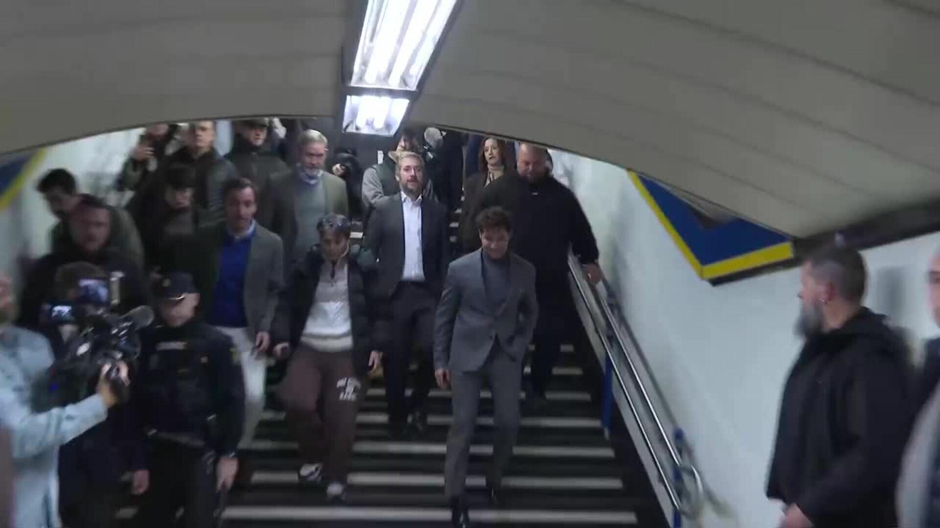 David Bisbal da la bienvenida a la Navidad con un concierto sorpresa en la estación de Sol