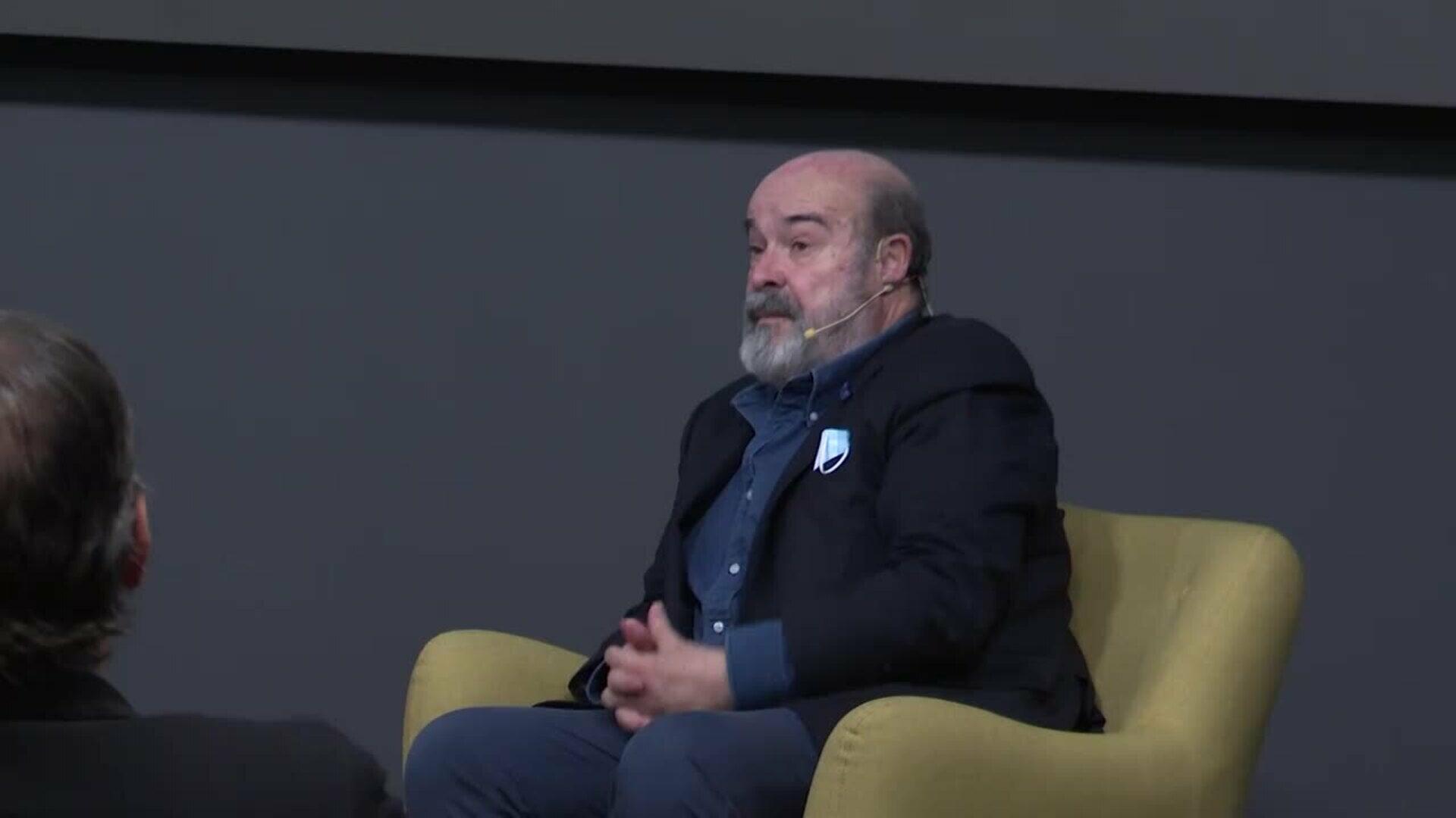 Antonio Resines reaparece tras ser ingresado en la UCI