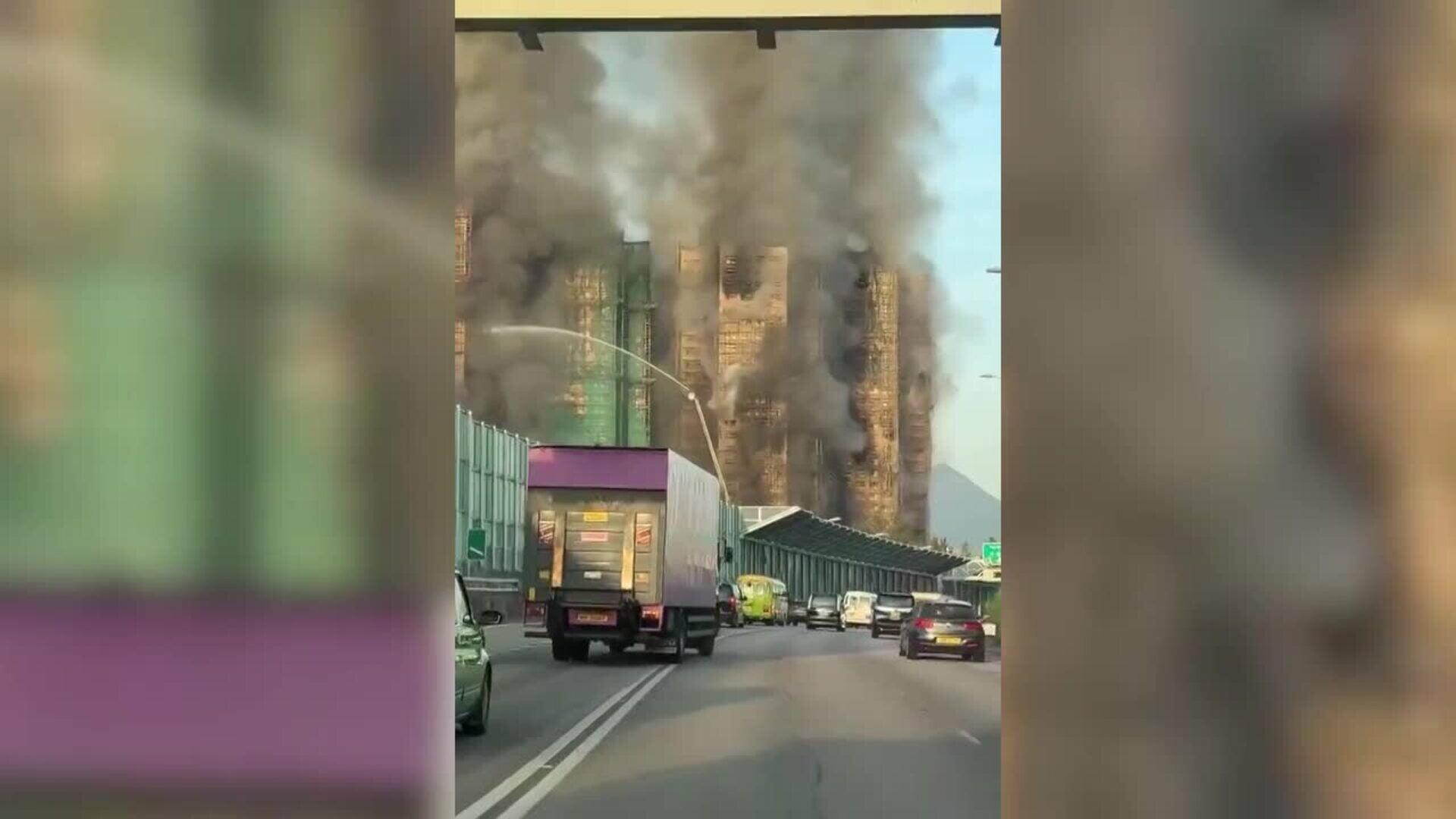 Al menos 13 fallecidos a causa de un incendio que afecta a varios rascacielos en Hong Kong