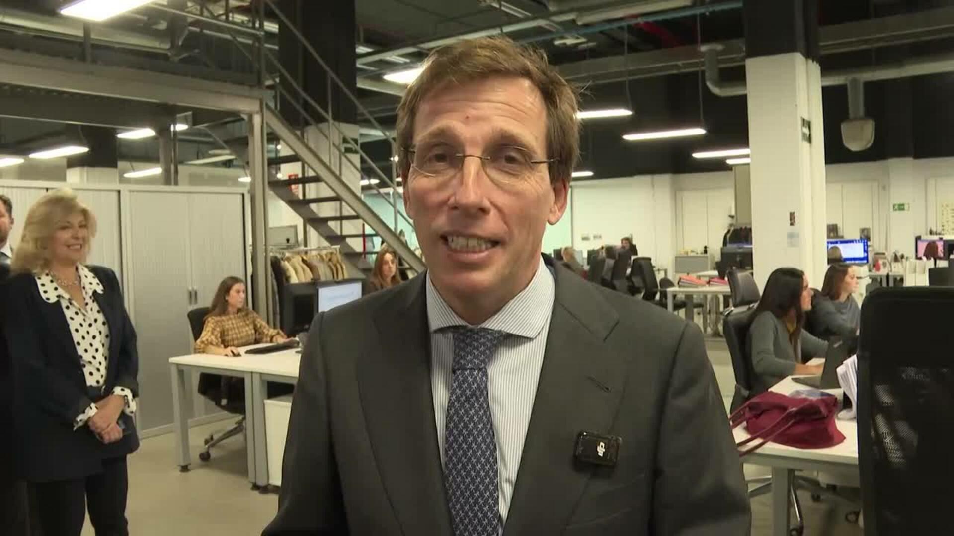 Almeida visita Tendam en el 80 aniversario de Cortefiel