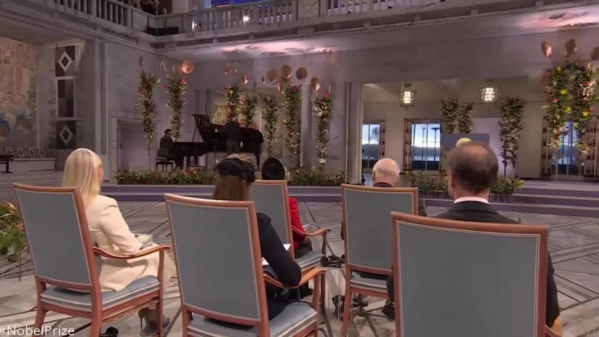 Ingrid de Noruega debuta en la entrega del Premio Nobel de la Paz apostando todo al azul marino