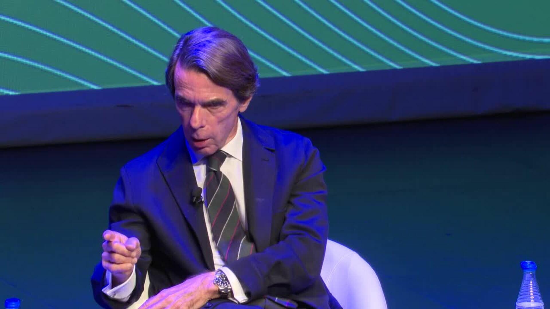 Aznar sostiene que "decir hoy socialismo y mujer es incompatible" y carga contra el "populismo"