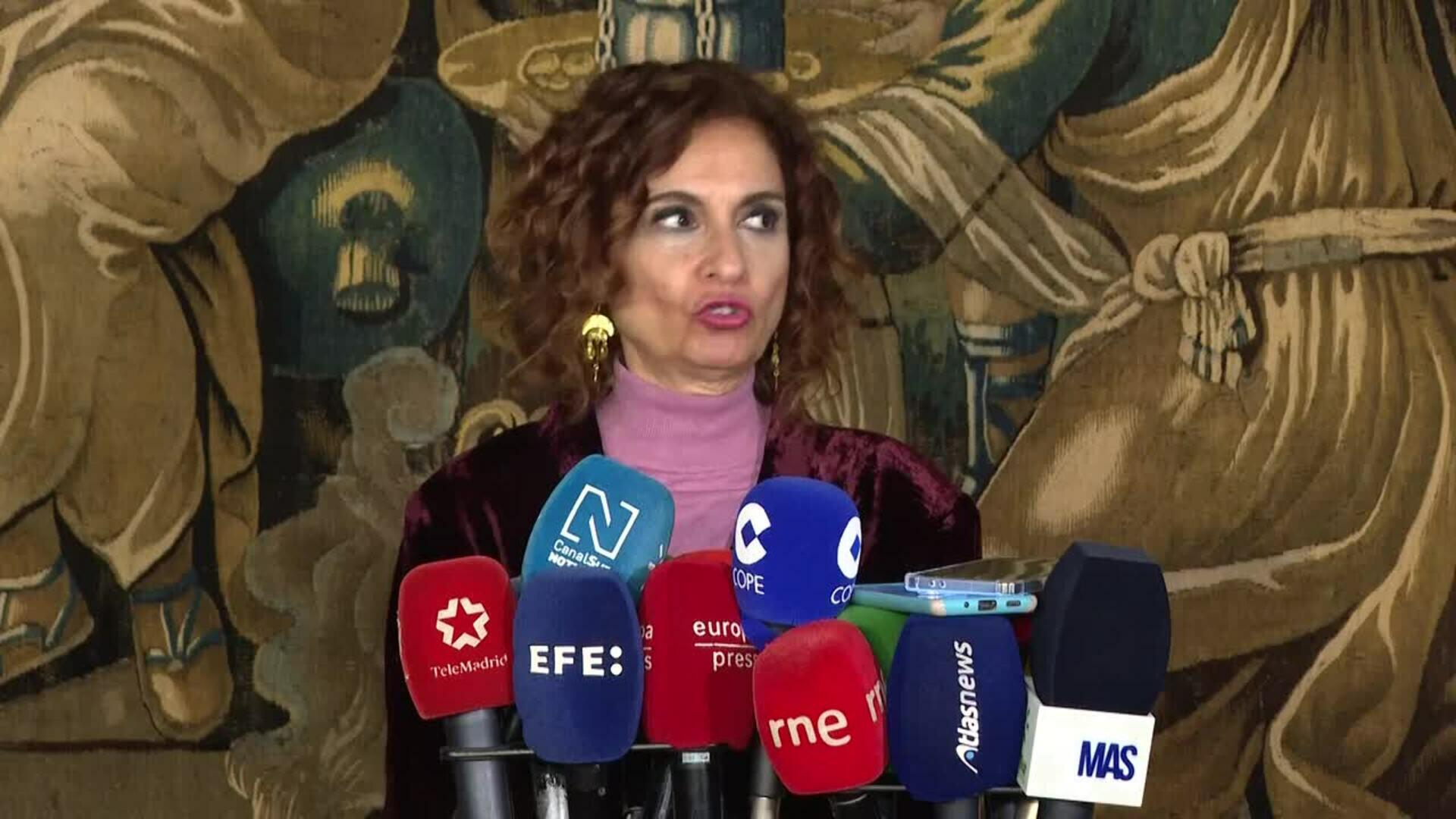 Montero promete "absoluta colaboración" del Estado con la UCO tras personarse en Hacienda