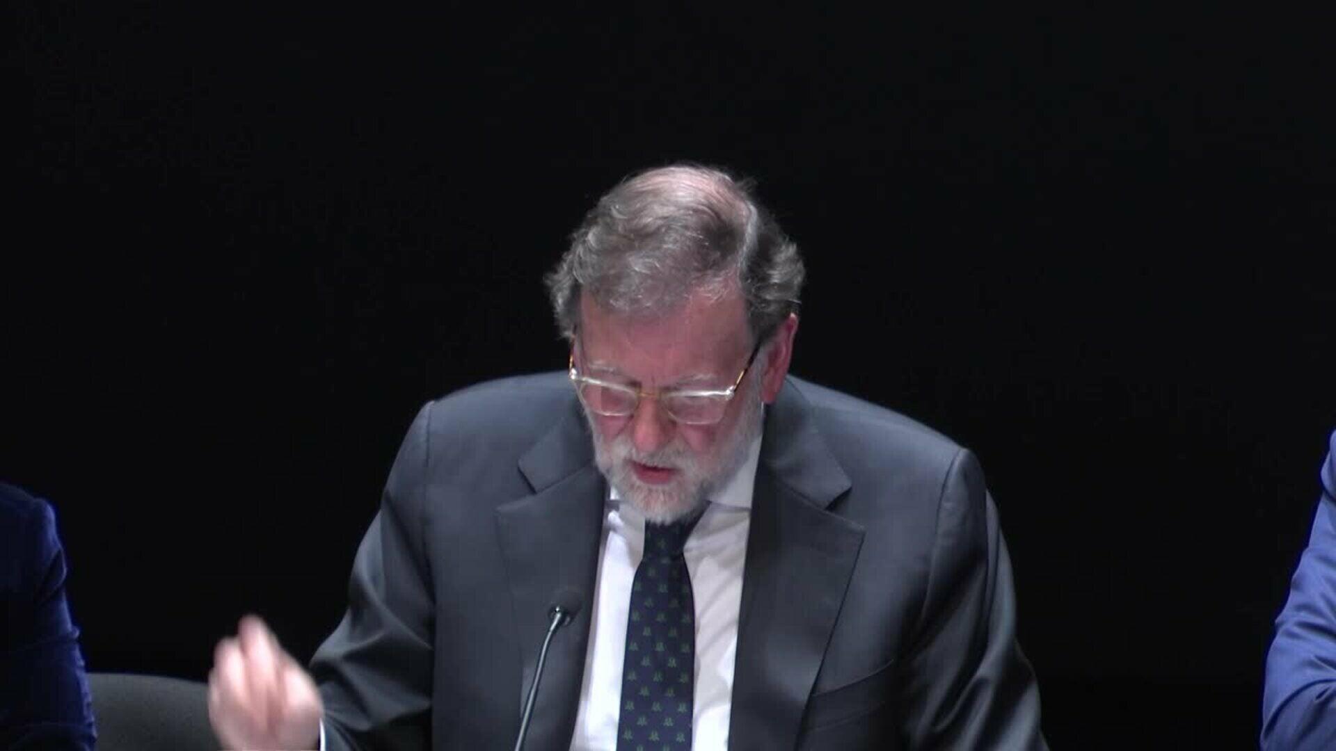 Rajoy llama en Segovia a "dignificar la política" y "darse cuenta de cuándo sobras"