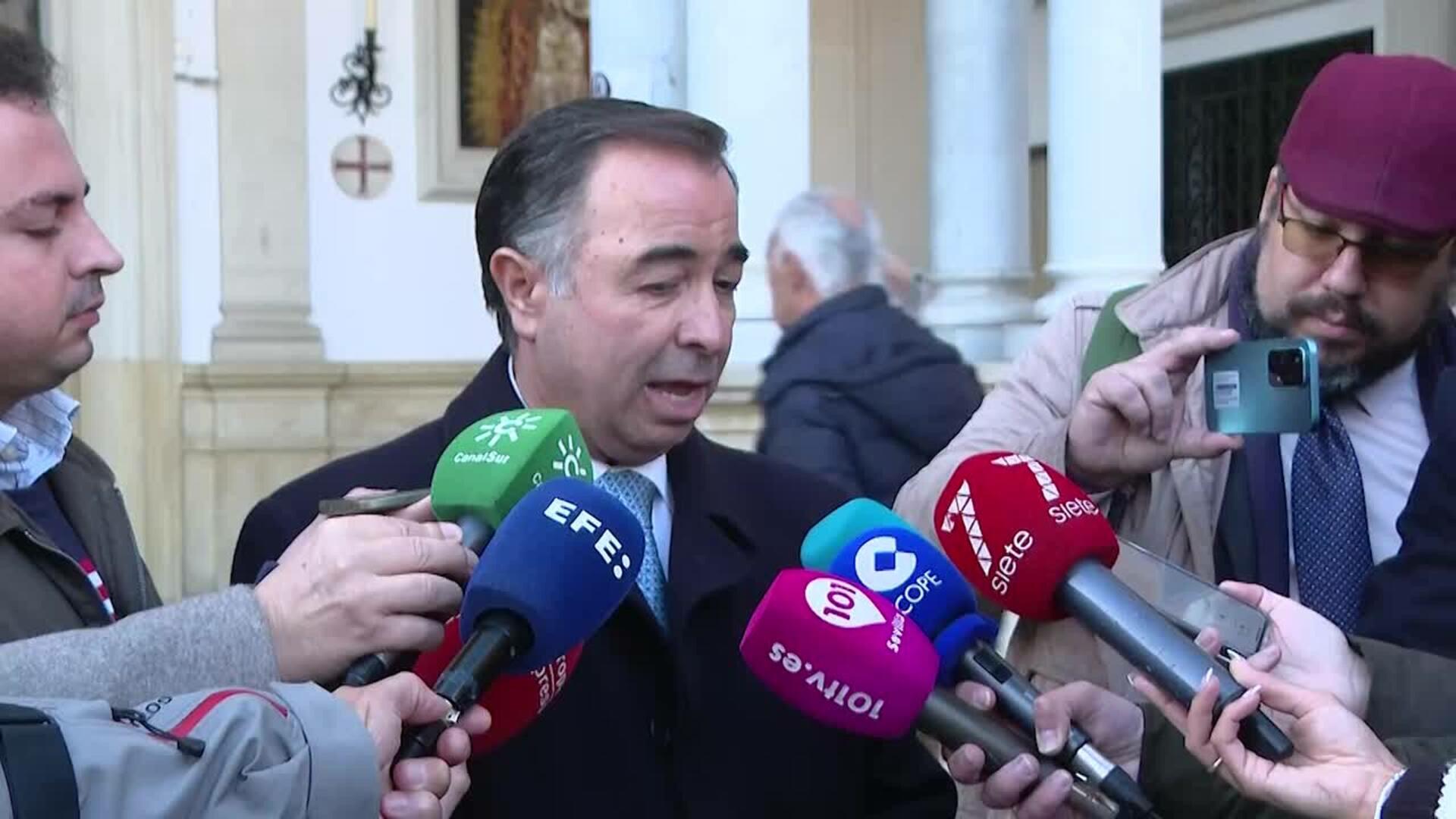 San Gil acoge el histórico besamanos de la Macarena un siglo después