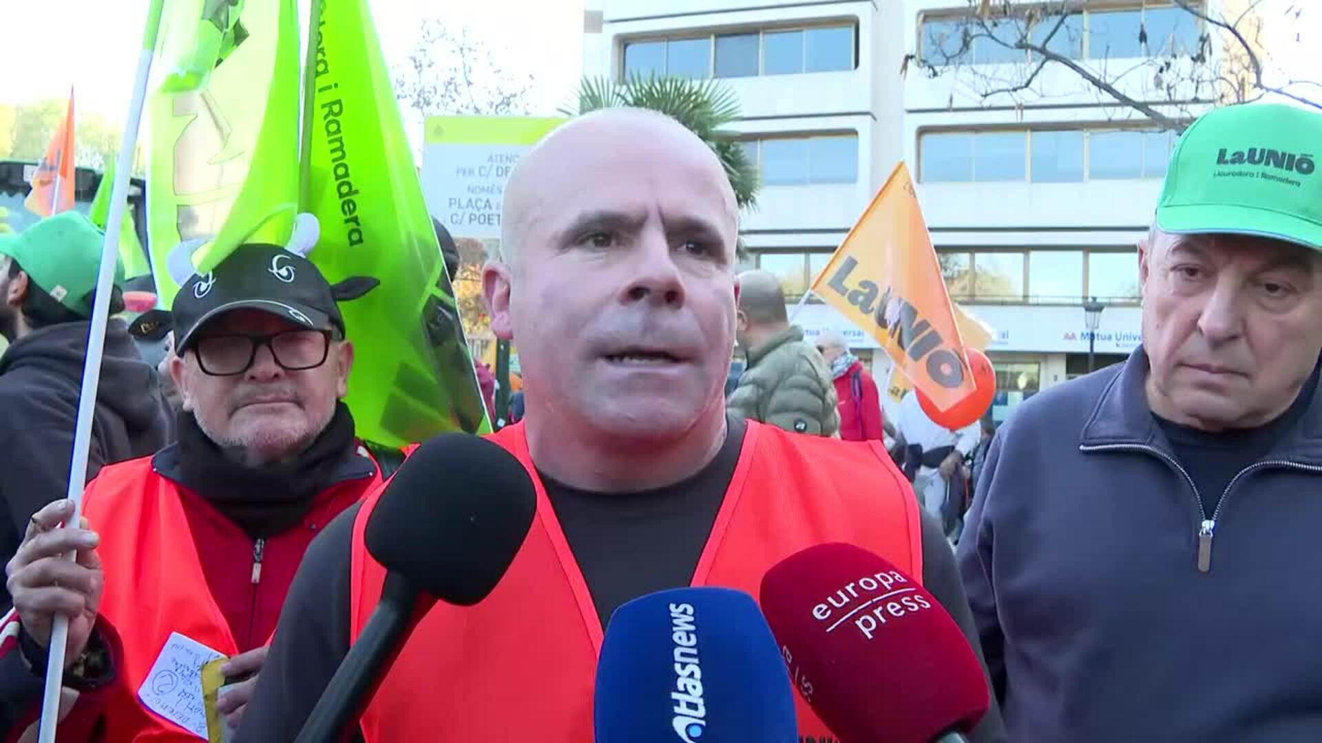 Agricultores de La Unió toman el centro de València con tractores contra los recortes