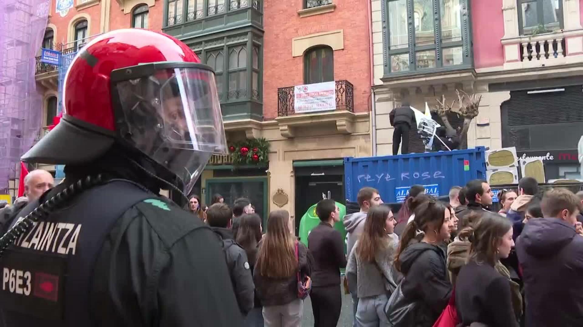 Encapuchados queman una bandera española en Bilbao en la marcha de Ernai por la independencia