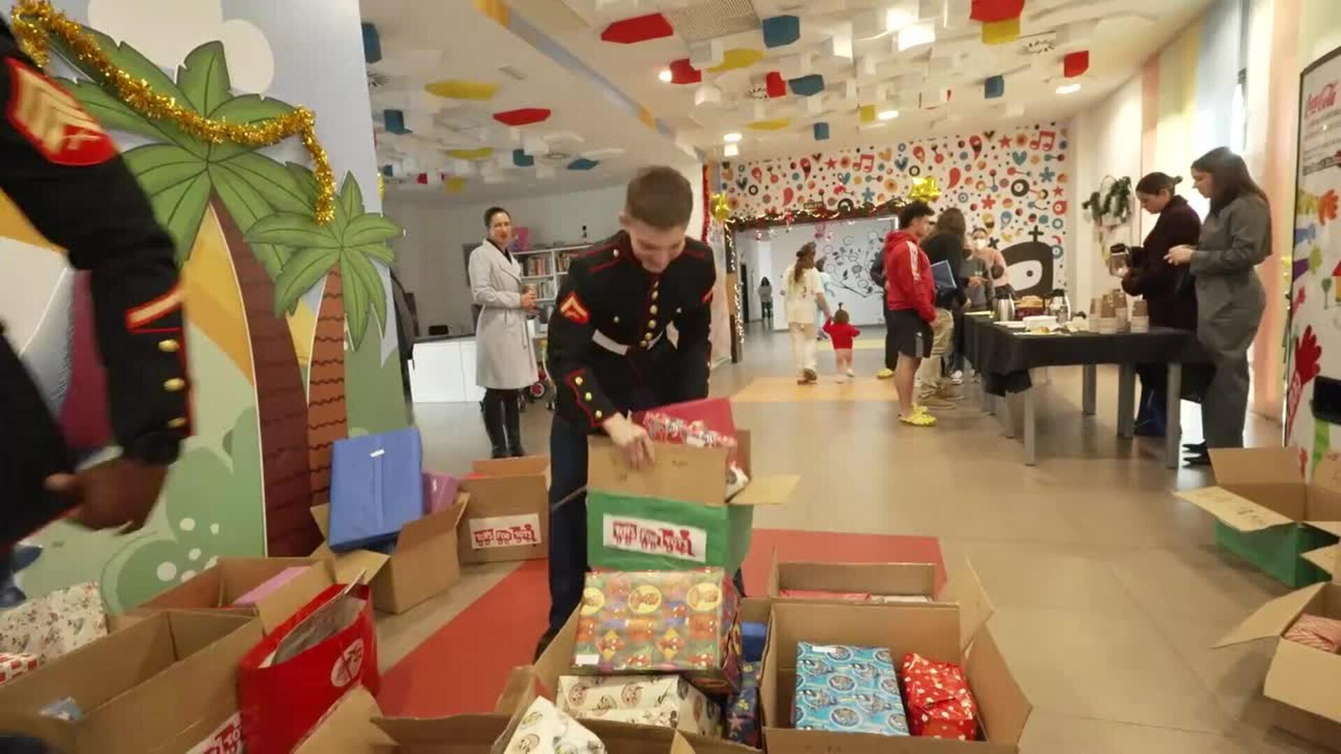 Marines reparten juguetes a los niños de la Casa Ronald McDonald de Madrid