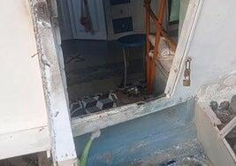 Un hombre intenta matar a dos personas quemando el barco donde vivían en Telde