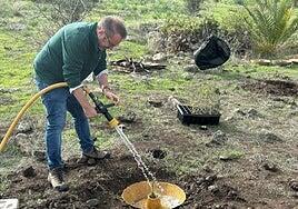 El Cabildo impulsa prototipos de retenedores de agua fabricados a base de residuos de plataneras