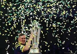 Luke Littler, bicampeón mundial de dardos