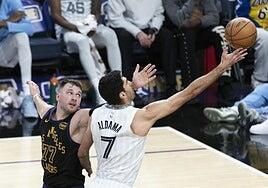 Aldama, con 15 puntos, se topa con la mejor versión de Doncic