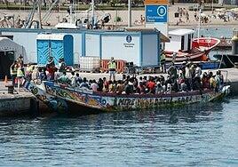 Localizado un cayuco con 170 personas a bordo al sur de La Gomera