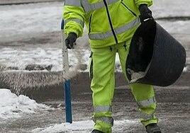 ¿La sal que se echa para derretir el hielo y la nieve de las carreteras tiene riesgos para el coche?