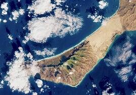 El verde del macizo de Jandía pestañea desde el cielo