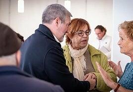 El recién renovado centro de mayores de Agaete recibe la visita de Fernando Clavijo