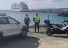 Una policía local atenta a los cruceros