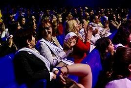 El carnaval de Las Palmas de Gran Canaria entrega las bandas a sus aspirantes a los tronos