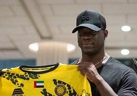 Mario Balotelli, chico malo y Willy Fog del fútbol