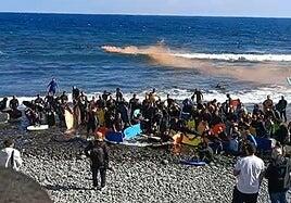 Pozo Izquierdo despide con un emotivo homenaje a Mario Perdomo: «Cada ola que rompe, sabemos que tiene un poco de él»