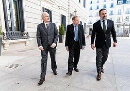 Vox carga contra Gobierno y PP mientras hace equilibrios entre Trump y Le Pen