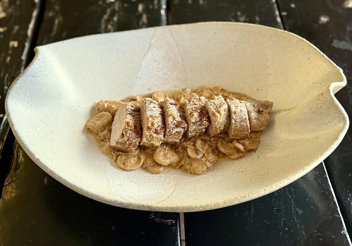 Solomillo ibérico con salsa de champiñones: jugoso, tierno y perfecto para mojar pan
