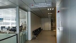 A prisión por violar a una mujer en compañía de su esposa mientras esta tomaba fotografías