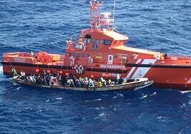 Dos fallecidos entre las 108 personas rescatadas en un cayuco cerca de Canarias