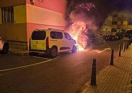 El incendio nocturno de dos vehículos provoca el susto entre los vecinos de Juan Rejón