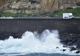 La Aemet activa avisos por viento y oleaje en Canarias para este domingo